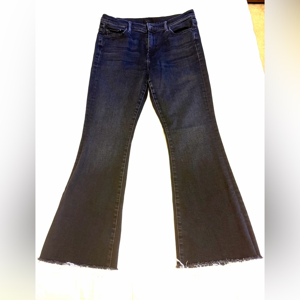 MOTHER weekender fray black thunder road Flare Jeans